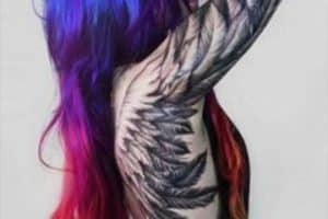 tatuajes de alas en el brazo y la espalda