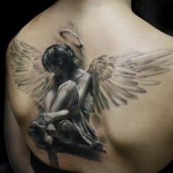 Hermosos y sutiles tatuajes de angeles en la espalda