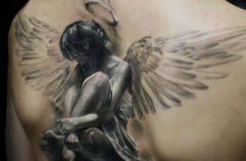 Hermosos y sutiles tatuajes de angeles en la espalda