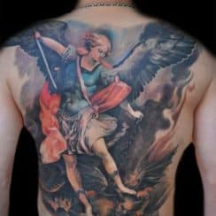 Equilibrio simbolico en tatuajes de angeles y demonios