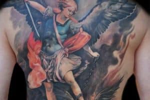 tatuajes de angeles y demonios en la espalda