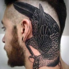 Diseños regulares en tatuajes de aves para hombres