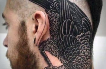 Diseños regulares en tatuajes de aves para hombres