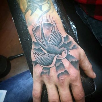 tatuajes de aves para hombres en la mano