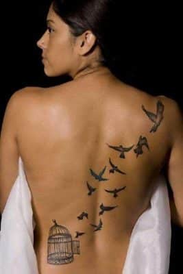 tatuajes de aves volando en la espalda