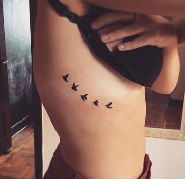 tatuajes de aves volando para mujeres