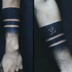 Grandiosos tatuajes de brazaletes para hombres