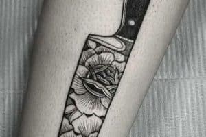 tatuajes de cuchillos de chef para mujer