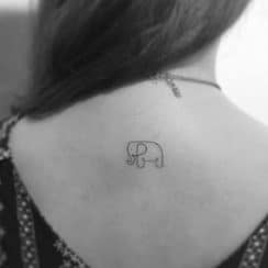Simbolicos y singulares tatuajes de elefantes pequeños