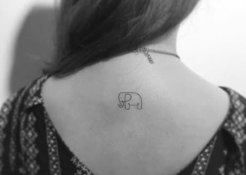 tatuajes de elefantes pequeños en la espalda