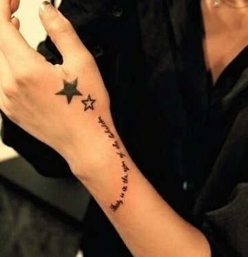 tatuajes de estrellas en la mano para mujeres