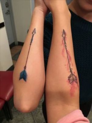 tatuajes de flechas para parejas en los brazos