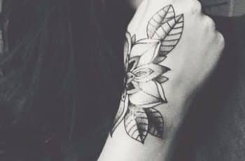 Originales y destacados tatuajes de flores en la mano