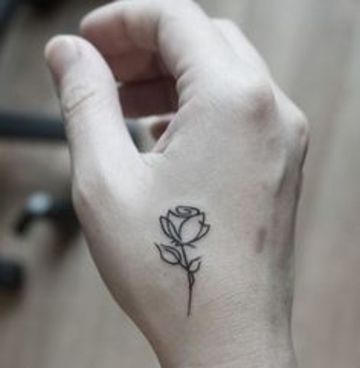 tatuajes de flores en la mano pequeños