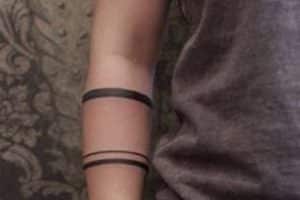 tatuajes de lineas en el brazo para mujeres
