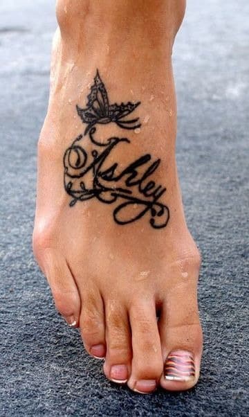 tatuajes de mariposas con nombres en el pie