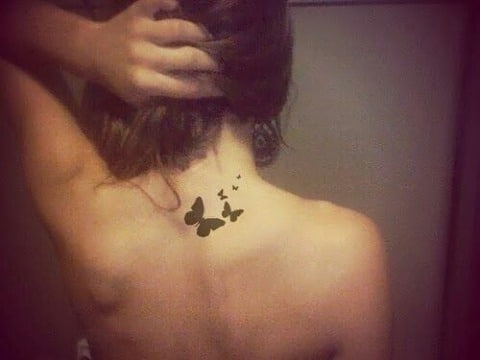 tatuajes de mariposas en la espalda pequeños