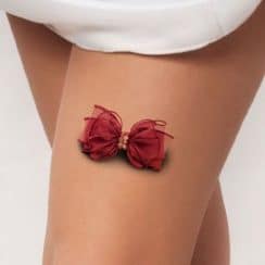 Asombrosos tatuajes de moños en la pierna para mujer