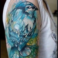 Representativos tatuajes de pájaros en el brazo