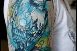tatuajes de pájaros en el brazo grandes