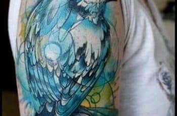 Representativos tatuajes de pájaros en el brazo