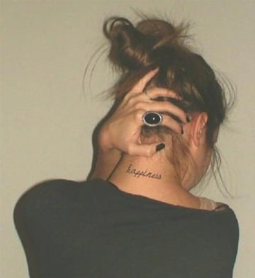tatuajes en el cuello de mujer frases