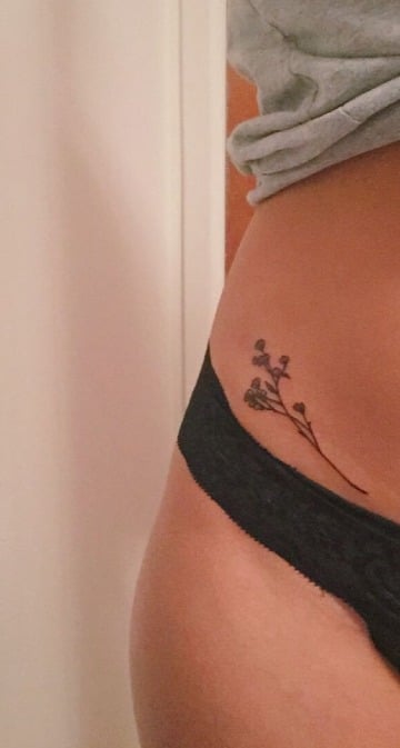 tatuajes pequeños en la cadera para mujeres