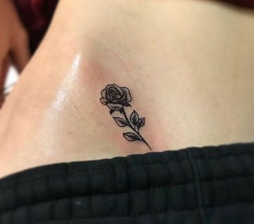 tatuajes pequeños en la cadera rosa