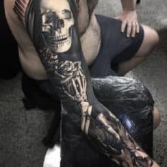 Aterradores tatuajes de la muerte en el brazo
