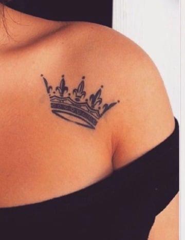 fotos de tatuajes de coronas para mujer