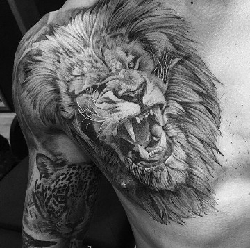fotos de tatuajes de leones en el hombro