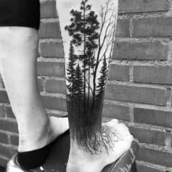 Sombrios y geniales tatuajes de bosques para hombres