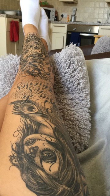 tatuajes de catrinas en la pierna para mujer