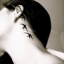 Originalidad en tatuajes de golondrinas en el cuello