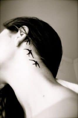 tatuajes de golondrinas en el cuello para mujer