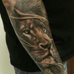 Asombrosos tatuajes de leones en el antebrazo