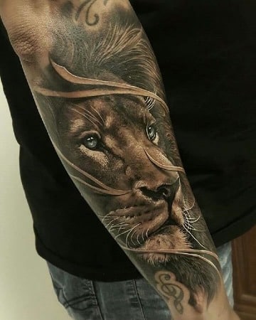 tatuajes de leones en el antebrazo para hombres