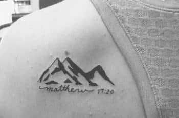 Diversos diseños y tatuajes de montañas pequeños