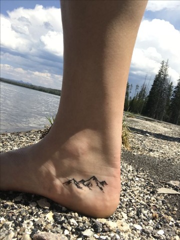 tatuajes de montañas pequeños en el pie