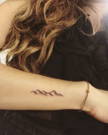 tatuajes de montañas pequeños para mujeres