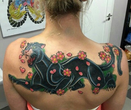 tatuajes de panteras en la espalda para mujer