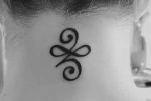 tatuajes de simbolos celtas en el cuello