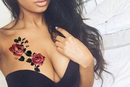 tatuajes para mujeres en los senos de rosas
