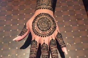 como cuidar un tatuaje de henna en la mano