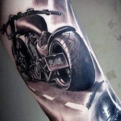 Simbolicas imagenes y tatuajes de motos en el brazo