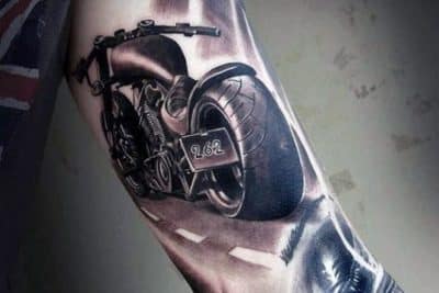 diseños de tatuajes de motos en el brazo