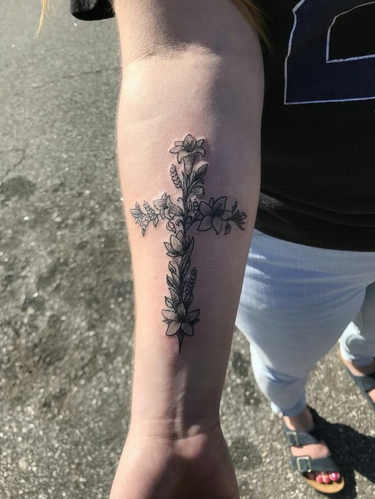 fotos de tatuajes de cruces con flores