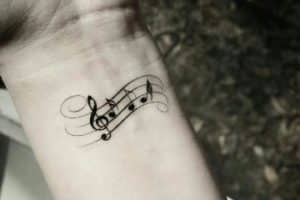 fotos de tatuajes de notas musicales en la muñeca