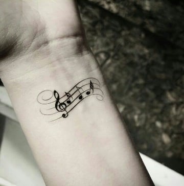 fotos de tatuajes de notas musicales en la muñeca