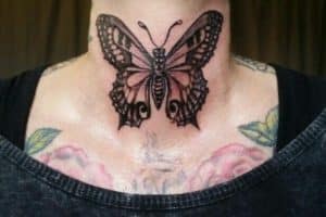 gotos de tatuajes de mariposas en el cuello